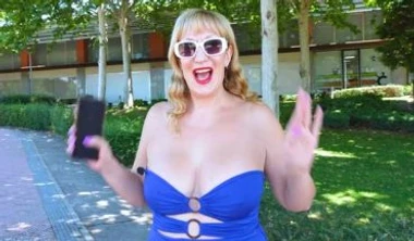 Victoria la MILF vs Astrid, teen de 18 – Victoria Vera