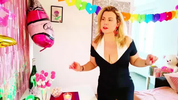 Cindy Lopes celebrates her birthday... in her own way! - Cindy Lopes