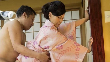 Honoka Suzunami, la criada con kimono, es follada por su jefe - Honoka Suzunami