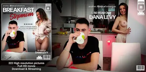 La madrastra de 50 años Dana Levy quiere la polla dura de su hijastro para desayunar - Dana Levy