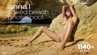 Anna L desnuda en la playa - Anna L