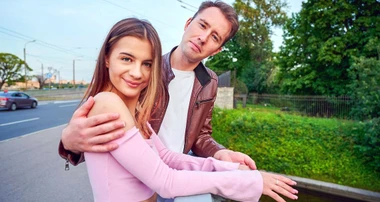 Nena tímida se vuelve sudorosa - Baby Dahl & Ray Adler