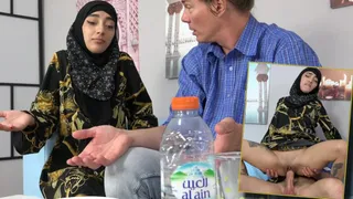 Nena musulmana sexy extiende las piernas en lugar de cocinar el almuerzo - Lunita Galactica