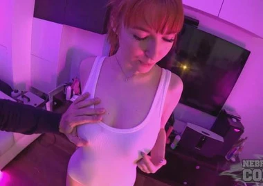 Modelo de grandes tetas hace mamada y garganta profunda - Lily Mays