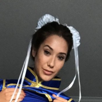 Eva Lovia profile image